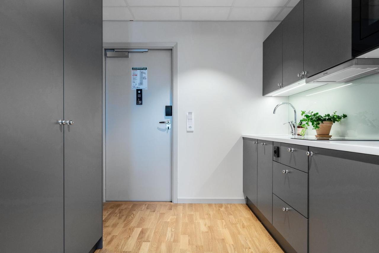 Biz Apartment Bromma Stockholm Exteriér fotografie A typical kitchen in a student apartment