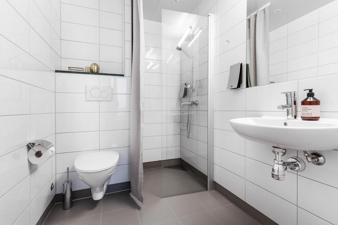 Biz Apartment Bromma Stockholm Exteriér fotografie A wet room