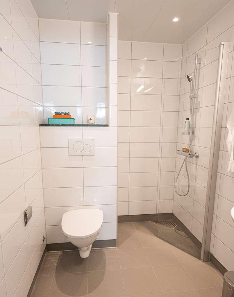 Biz Apartment Bromma Stockholm Exteriér fotografie A shower cubicle